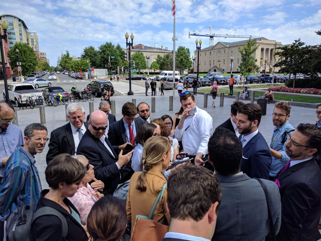 Une foule se rassemble autour du palais de justice de Washington D.C.